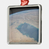 ペルシア湾の熱帯の青い海。 メタルオーナメント (左)