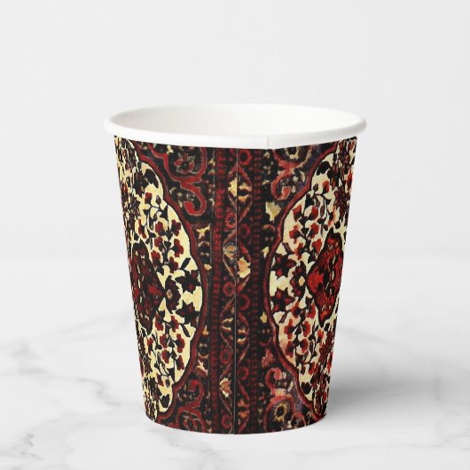 ペルシャの絨毯は濃い赤とクリーム色で見える 紙コップ (右)