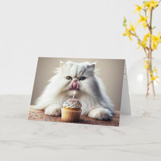 ペルシャ猫が誕生日のカップケーキを舐める カード (黄色い花)