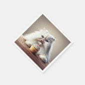 ペルシャ猫が誕生日のカップケーキを舐める スタンダードカクテルナプキン (角)