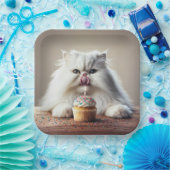 ペルシャ猫が誕生日のカップケーキを舐める ペーパープレート (パーティー)