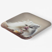 ペルシャ猫が誕生日のカップケーキを舐める ペーパープレート (傾斜あり)