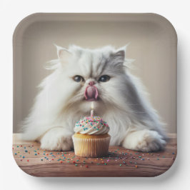 ペルシャ猫が誕生日のカップケーキを舐める ペーパープレート
