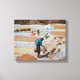 ペルーのマラスで塩を収穫する キャンバスプリント