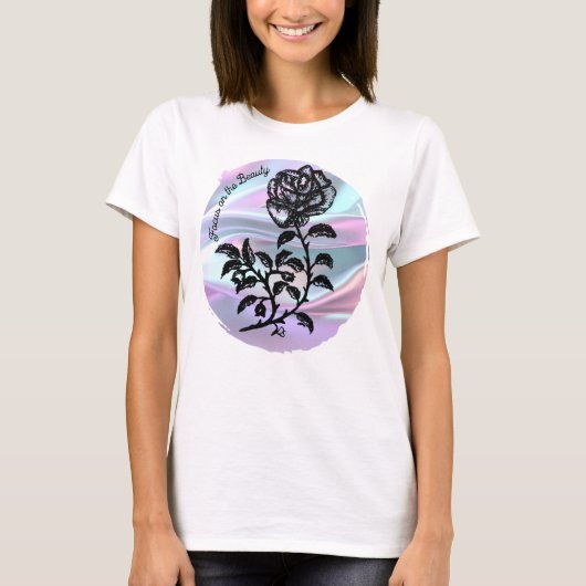 ペンとインクのバラオンパステル – 美しいに焦点を合わせる Tシャツ (正面)