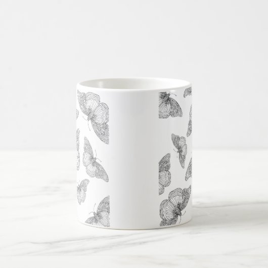 ペンとインクの蝶のパターン コーヒーマグカップ (中央)