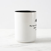 ペンのマグを握る手 ツートーンマグカップ (中央)