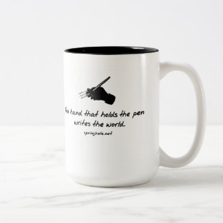 ペンのマグを握る手 ツートーンマグカップ