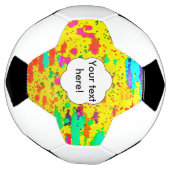 ペンキは黄色い背景ではねかけます サッカーボール (回転)