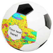 ペンキは黄色い背景ではねかけます サッカーボール (3/4)