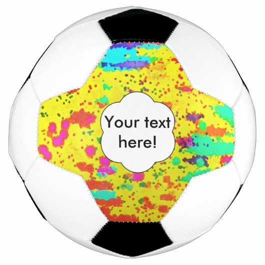 ペンキは黄色い背景ではねかけます サッカーボール (正面)