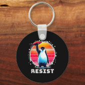 ペンギンおもしろいに抗議するレジスシャツ キーホルダー (正面)