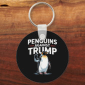 ペンギンがペンギンに抵抗おもしろいする キーホルダー (正面)