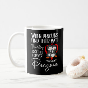 ペンギンが仲間を見つけると一緒にいる コーヒーマグカップ