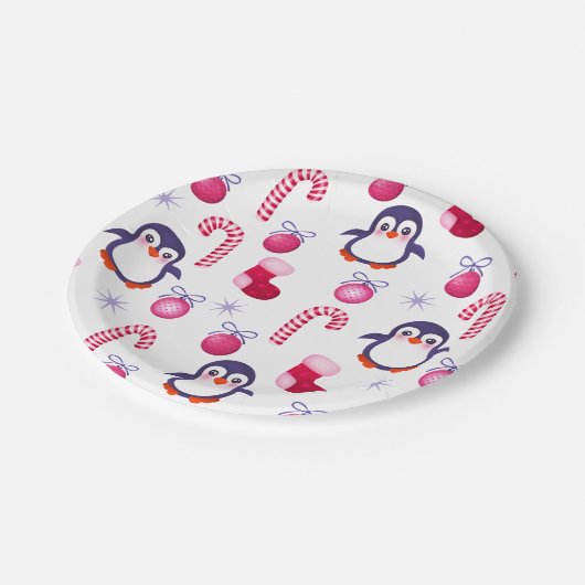 ペンギンが登場する可愛いピンク&ホワイトのクリスマスパターン ペーパープレート (アングル)