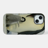 ペンギンが雛を見る iPhone 15ケース (裏面横)