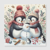ペンギンが雪だるまを作っている (正面)
