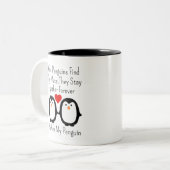 ペンギンが飼い主を見つけると一緒にいる ツートーンマグカップ (正面左)