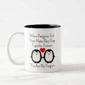 ペンギンが飼い主を見つけると一緒にいる  ツートーンマグカップ (左)