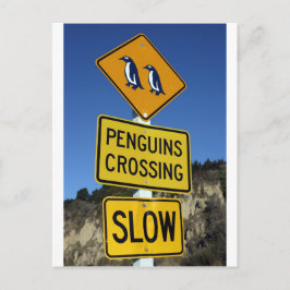 ペンギンが黄色い道路標識を横切る ポストカード