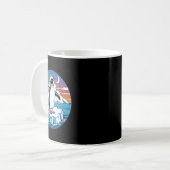 ペンギンと一緒に立つフリッパー コーヒーマグカップ (正面左)