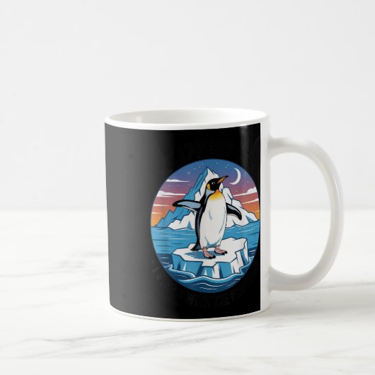 ペンギンと一緒に立つフリッパー コーヒーマグカップ (右)