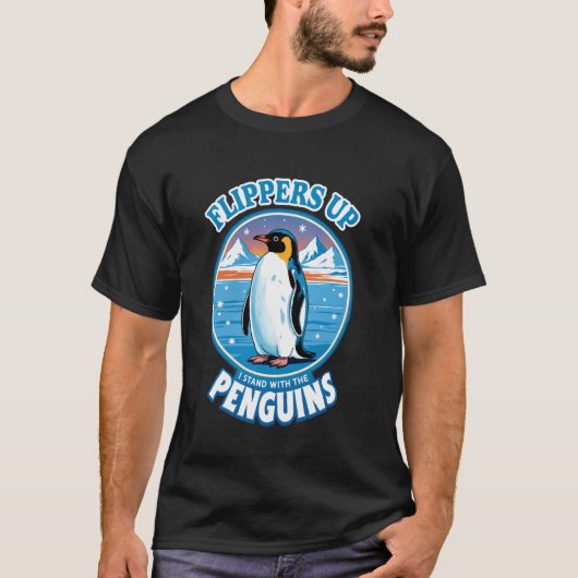 ペンギンと共に立ちます ペンギンのひれが上向きで面白い Tシャツ (正面)