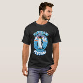 ペンギンと共に立ちます ペンギンのひれが上向きで面白い Tシャツ (正面フル)