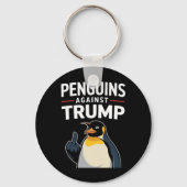 ペンギンのひれを上げてトランプに抵抗するペンギン キーホルダー (正面)