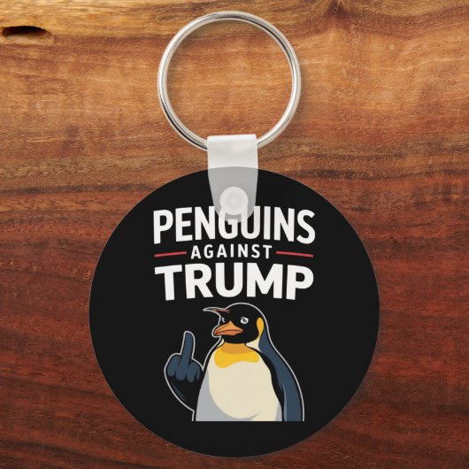 ペンギンのひれを上げてトランプに抵抗するペンギン キーホルダー (正面)