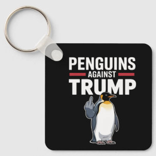 ペンギンのひれを上げてトランプに抵抗するペンギン キーホルダー