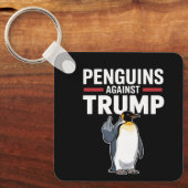 ペンギンのひれを上げてトランプに抵抗するペンギン キーホルダー (正面)