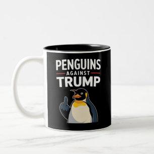 ペンギンのひれを上げてトランプに抵抗するペンギン ツートーンマグカップ
