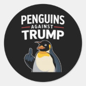 ペンギンのひれを上げてトランプに抵抗するペンギン ラウンドシール (正面)
