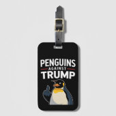 ペンギンのひれを上げてトランプに抵抗するペンギン ラゲッジタグ (正面縦)