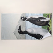 ペンギンのペア –  ビーチタオル (正面)