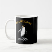 ペンギンの上を歩いて税金ペンギンおもしろいミームギ コーヒーマグカップ (左)