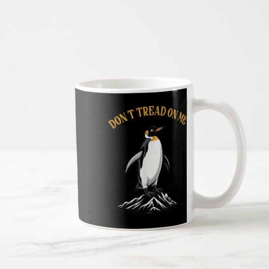 ペンギンの上を歩いて税金ペンギンおもしろいミームギ コーヒーマグカップ (右)