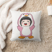 ペンギンの衣装を着た子ども クッション (ブランケット)