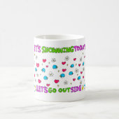 ペンギンの雪が降る今日は外に出よう コーヒーマグカップ (中央)