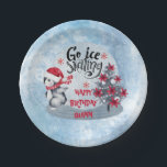 ペンギンアイススケートで滑るホリデーバースデーパーティー ペーパープレート<br><div class="desc">スケートで滑る池のスケートで滑るの上にのまわりに、赤い先指で飾られたクリスマスツリーと雪が降り続くかわいいペンギンのアイススケートのまわりに。 デザインは赤、灰色、濃い青、黒に白のtouchが付いている。 [背面]は、赤い背景に雪のパターンを表します。 複合休日ハートデザイン。</div>