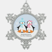 ペンギンカップル新婚初めてのクリスマス スノーフレークピューターオーナメント (正面)