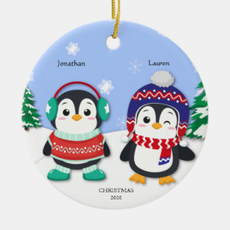 ペンギンパーソナライズされたの男の子と女の子の雪のシーン セラミックオーナメント