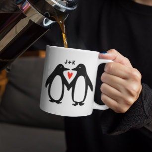ペンギンホールディングハンズカワイカップルカスタムイニシャル コーヒーマグカップ