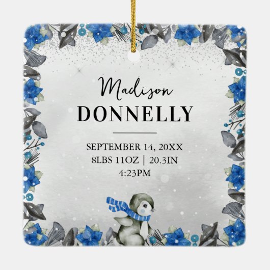 ペンギンモノグラムベビー統計初めてのクリスマス セラミックオーナメント (裏面)