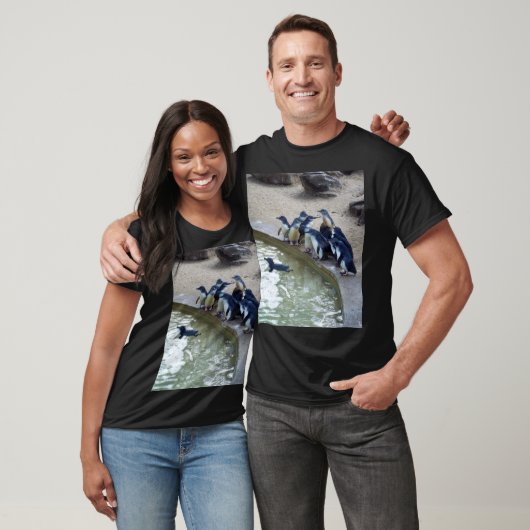 ペンギンリレー: ペンギンの群れ水泳チーム Tシャツ (ユニセックス)