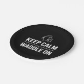 ペンギン保が落ち着いて歩き回る ペーパープレート (アングル)