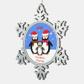 ペンギン族ベビー初めてのクリスマスあなたのテキスト スノーフレークピューターオーナメント (右)