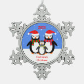 ペンギン族ベビー初めてのクリスマスあなたのテキスト スノーフレークピューターオーナメント (正面)