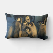 ペンギン皇帝は、アプテノディテスのクリッシュで雛を見る ランバークッション (裏面)